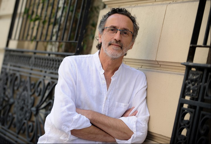 El escritor Antonio Santa Ana. Foto Juano Tesone