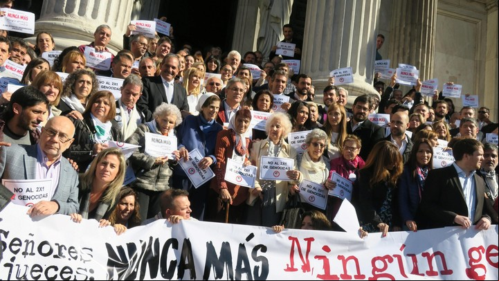 En 2017, integrantes de organismos de Derechos Humanos realizaron un acto en el Congreso para celebrar que la Cámara de Diputados sancionara un proyecto contra 2x1 en crímenes de lesa humanidad.
