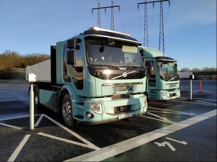 Flota eléctrica de Volvo Trucks en Suecia. Juntos, los modelos FE y FL, que desde marzo de 2020 estarán a la venta en varios países de Europa.