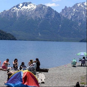Mapuches ocupan una playa en Bariloche y ya controlan 30 hectáreas en Mascardi