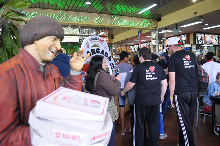 Pizzaria El Império é uma instituição do bairro. Na foto, a estátua de Carlos Balá recebe os clientes.