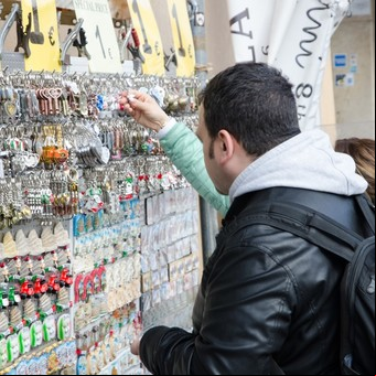Roma prohibió la venta de souvenires en sus principales atracciones turísticas