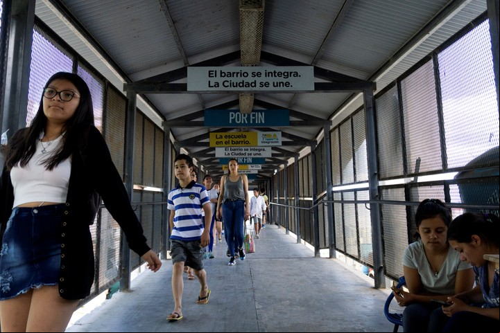 El puente Scholas une el barrio con con Recoleta. Pasa por encima de las vías de la línea San Martín. /Emmanuel Fernández.