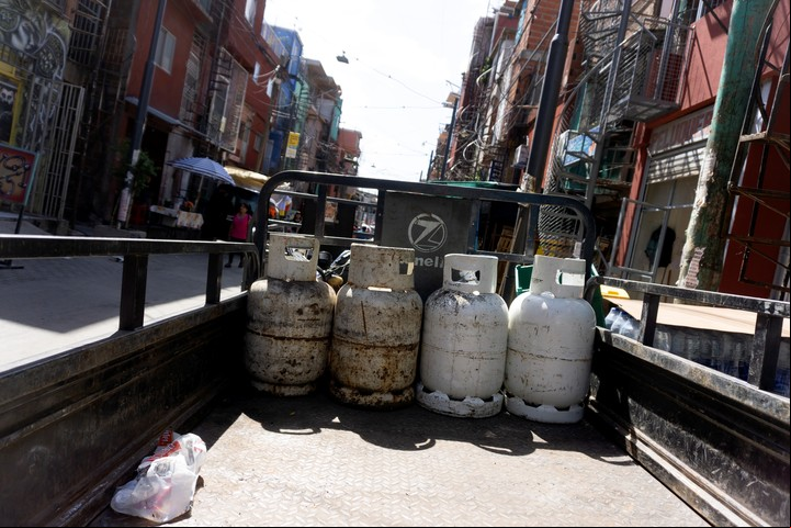 Un flete traslada garrafas por las calles de la 31. /Emmanuel Fernández.