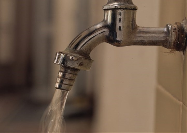 Es importante consumir agua segura para evitar la transmisión de la bacteria.