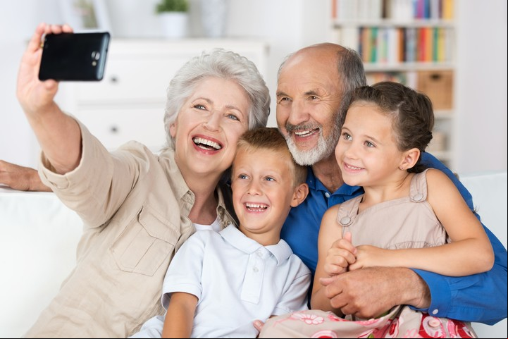 Los niños influencers son un fenómeno que factura millones de euros en Francia. Foto: Shutterstock.