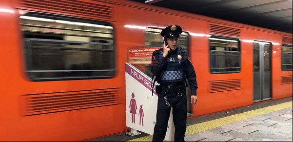 El temor de viajar en un subte mexicano con hombres