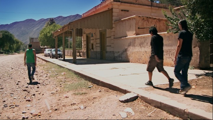 La "urbanidad" tilcareña, una de las locaciones en las que transcurre el documental "Un poco más abajo del cielo".