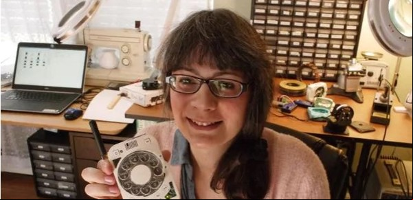Una mujer inventó un celular sin pantalla y con un dial de teléfono antiguo