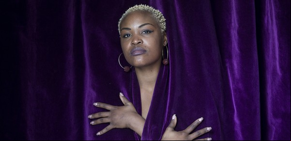 Una cantante angoleña-portuguesa cautiva a Europa