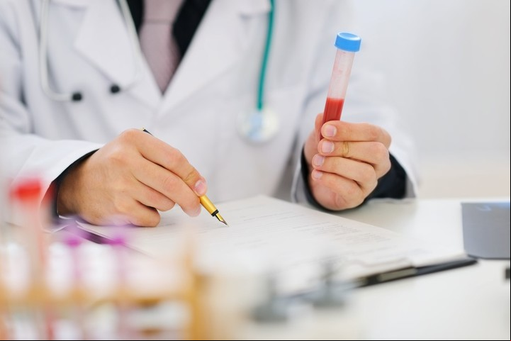 Recuento de glóbulos rojos y blancos, algunos de los datos que se obtienen con un hemograma.