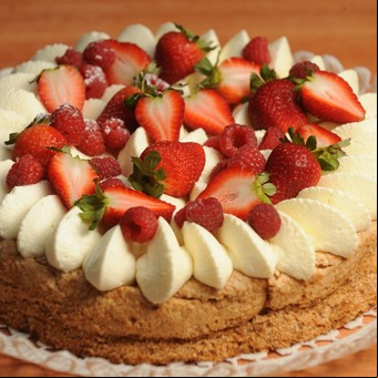 Torta de nuez y frutillas