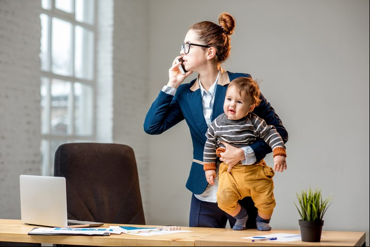 Trabajo, crianza, y más tareas que se suman a nuestra responsabilidad en el rol impuesto de cuidadoras.
Foto: Shutterstock