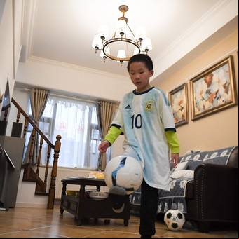 Deseo cumplido: el hijo de la enfermera que lucha contra el coronavirus en China recibió la camiseta de Leo Messi