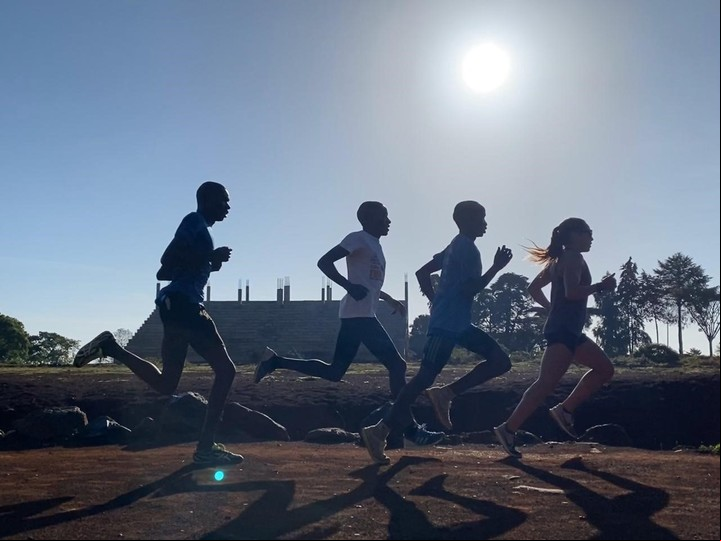 Al frente. Belén Casetta lidera un grupo en la pista de tierra de Iten, donde se entrenó durante un mes..
Foto: Cortesía Leonardo Malgor
