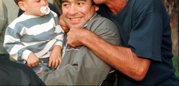 Murió Hugo "El Loco" Gatti: el día de los 4 goles del “gordito” Diego Maradona al que ovacionaron hasta los de Boca