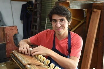 Artista y mecánico: el vecino de Banfield que cuida los mejores pianos de la Argentina