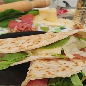 Piadina (pan finito sin levadura)