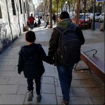 Coronavirus en España: la historia de José Manuel, que sale con su hijo porque el nene lo necesita y los vecinos lo insultan