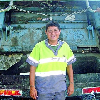 Darío Carpintero, el futbolista de Sacachispas que es basurero, tuvo gripe A y cada día juega una final en la calle
