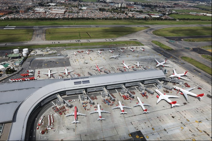 Aeropuerto El Dorado, Bogotá. Colombia anunció la reanudación de vuelos a partir del 31 de agosto. Foto: Carlos Ortega/EFE.