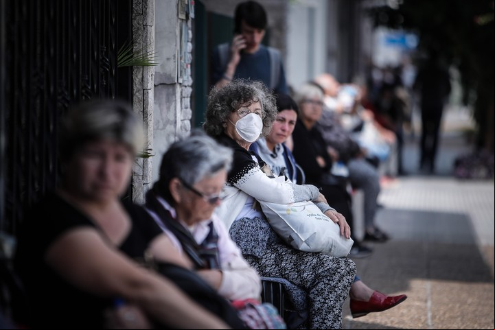 Aunque sigue disponible el trámite presencial, puede demorar hasta dos meses la obtención del dinero. Foto: EFE.