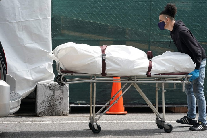 Un empleado retira un cuerpo del Brooklyn Hospital Center, en Nueva York (AFP).