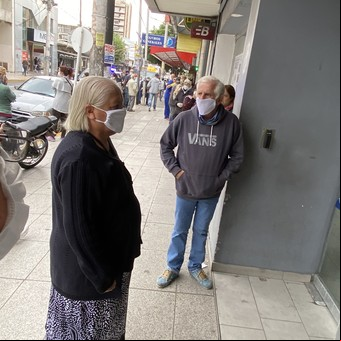 Coronavirus en Argentina: primer día de bancos abiertos, con colas  no tan largas en el Conurbano y mucha calma en el Centro