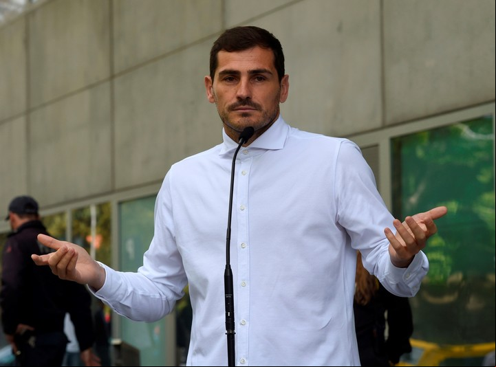 Iker Casillas, en julio de 2019, fuera del hospital en Porto-
Foto: AFP