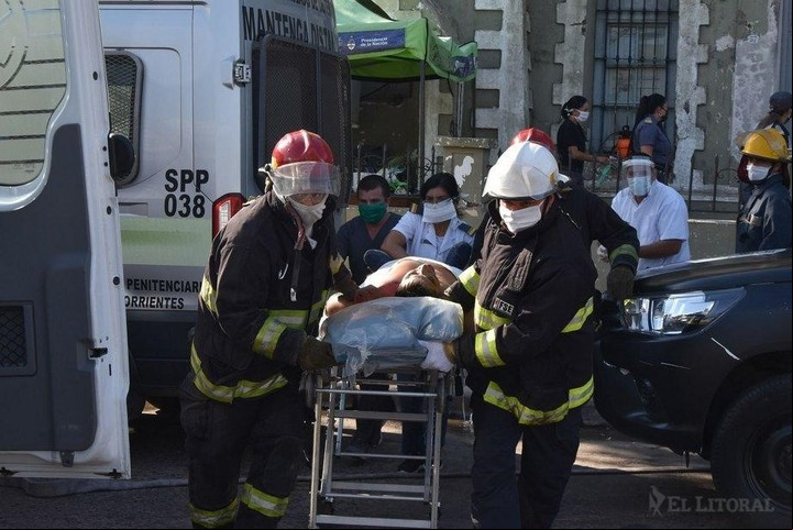 El motín en la cárcel de Corrientes terminó con un preso fallecido y 14 heridos, entre ellos dos guardiacárceles.
