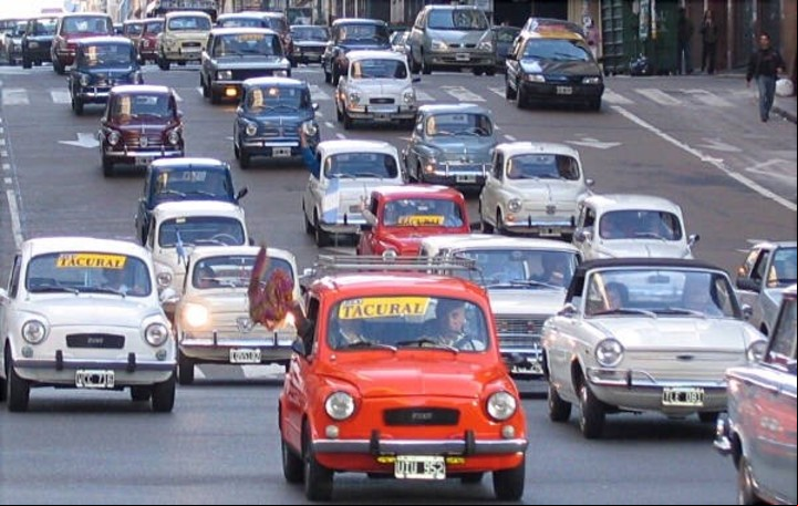Caravana organizada por los fanáticos del 600 (Foto:
Club Fiat Clásicos Argentina)