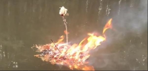 Una mujer conmovió en las redes con el funeral vikingo que organizó para un pajarito 