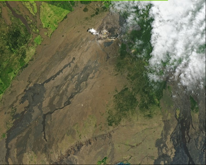 Las imágenes muestran cómo la cumbre del volcán ha ido cambiando como resultado de la actividad volcánica en los últimos años (NASA).