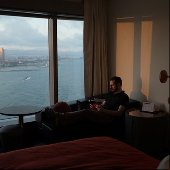 Vagando por un gran hotel vacío por el Coronavirus, y revisando 1.400 canillas