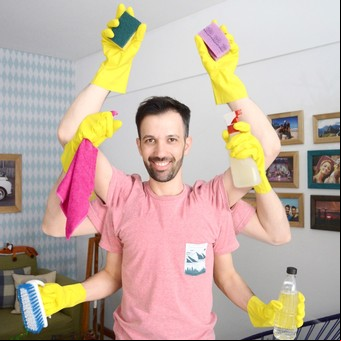 "Soy amo de casa": el influencer de la limpieza que explica cómo facilitar las tareas del hogar