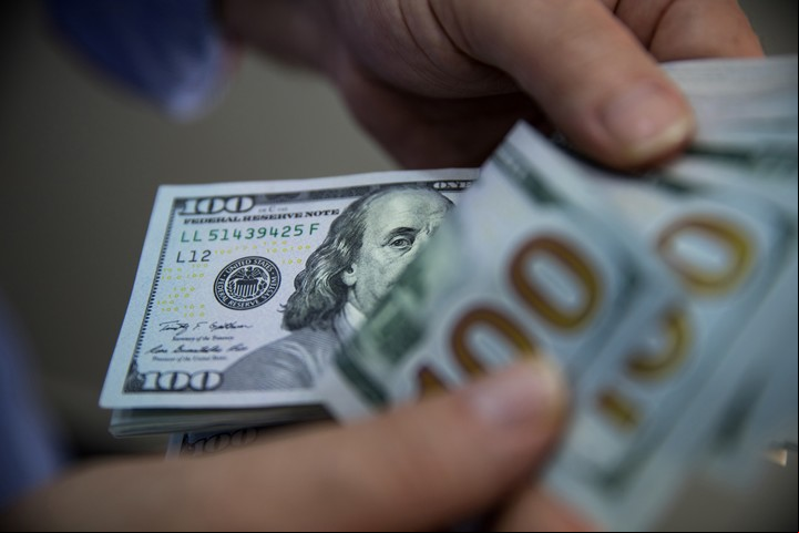Por la alta inflación, muchas marcas indican los montos de inversión en dólares. Foto: Bloomberg.