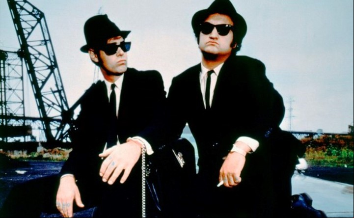 Dan Aykrod y John Belushi. Los Blue Brothers comenzaron como sketch y terminaron como banda real, con discos y giras.