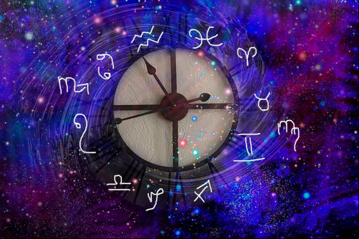 Estamos acostumbrados a pensar nuestras características y destino a través de la carta natal como estructura simbólica del tiempo, desde nuestro signo solar, Luna y ascendente. Foto: Shutterstck.