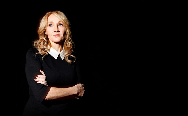 FOTO DE ARCHIVO: La escritora J.K. Rowling posa para un retrato en el Lincoln Center de Nueva York, Estados Unidos, el 16 de octubre de 2012. REUTERS/Carlo Allegri/Foto de archivo