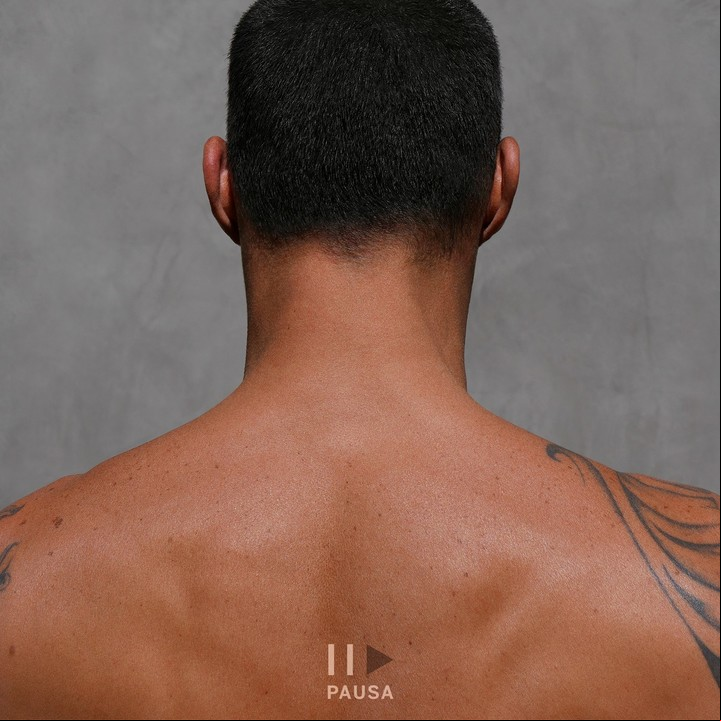 Ricky Martin, por sorpresa. La tapa de "Pausa", un espacio de seis canciones en las que el artista volcó parte de sus sentimientos en tiempos de aislamiento. (Foto: (Gentileza Sony Music/Jwan Yosef)