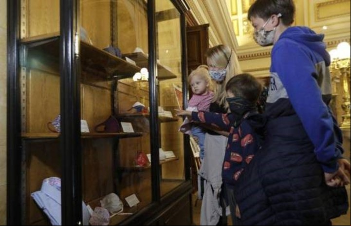 Piezas confeccionadas en forma casera o fabricadas por famosos diseñadores de moda se aprecian en el Museo Nacional de Praga, República Checa (foto de AP).
