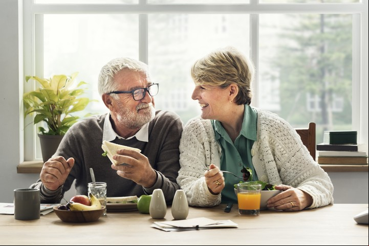 Comer en una ´postura adecuada, porciones pequeñas y asistido es importante.