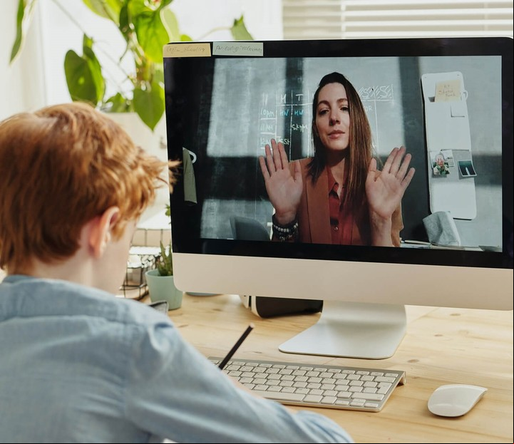 A diferencia de Zoom, las aulas virtual ofrecen un entorno educativo completo. Gentileza Zoho Classes