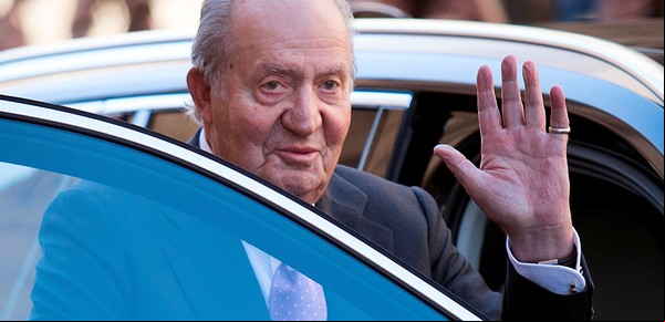 El rey Juan Carlos vuelve a España y otra vez incomoda al gobierno y a la Corona