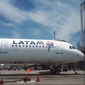 El cierre de LATAM Argentina: qué pasa con los pasajes ya comprados y el programa de millas de la aerolínea