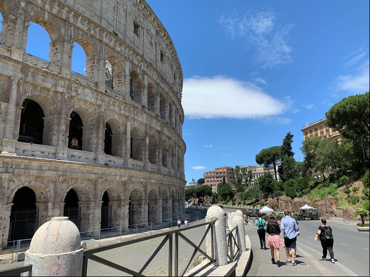 El turista fue encontrado colgado de las barras de metal cerca de la zona arqueológica del Coliseo, perforándose la columna vertebral. Foto: EFE.