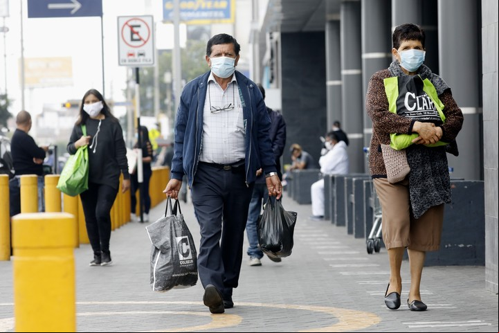 Habitantes de Lima, este miércoles, cerca de un centro comercial. La capital de Perú inició esta semana una apertura progresiva, aunque el pico de contagios todavía no llegó. /XINHUA