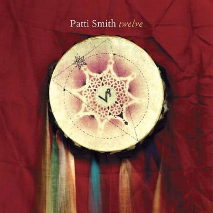 Así es la tapa de "Twelve", el álbum de versiones que Patti Smith publicó en 2007.