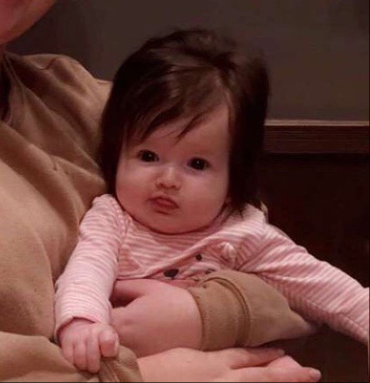 La beba nació con una melena que le cubría las orejas y casi le llegaba hasta el cuello.