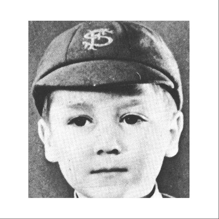 El niño John. Fue criado estrictamente por su tía Mimí y con indulgencia por su tío George.